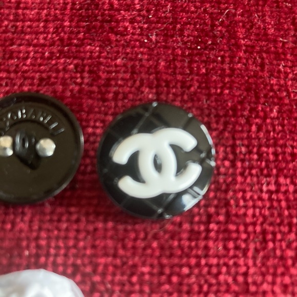 Genuine Coco Chanel Buttons. - Picture 8 of 9